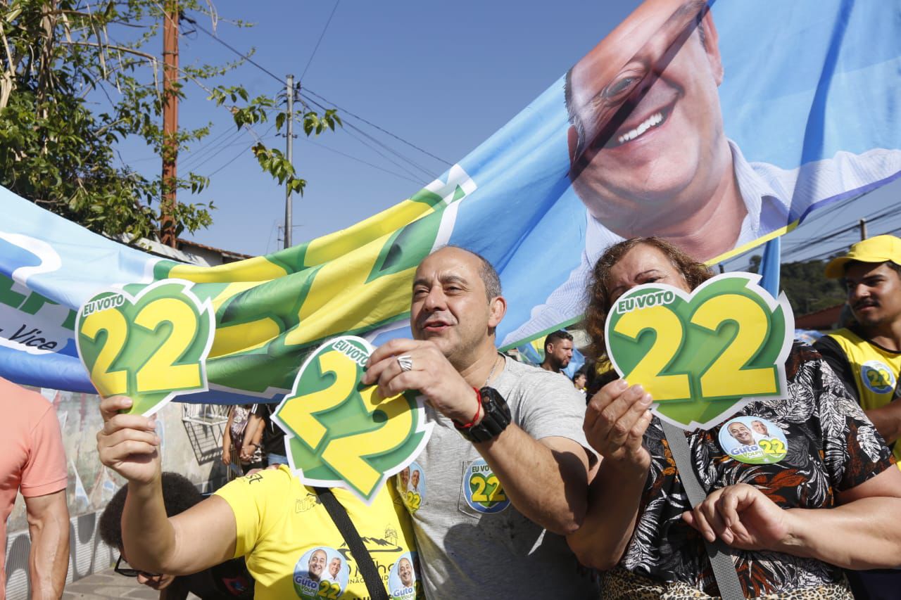 Guto Volpi realiza caminhada no bairro Santa Luzia