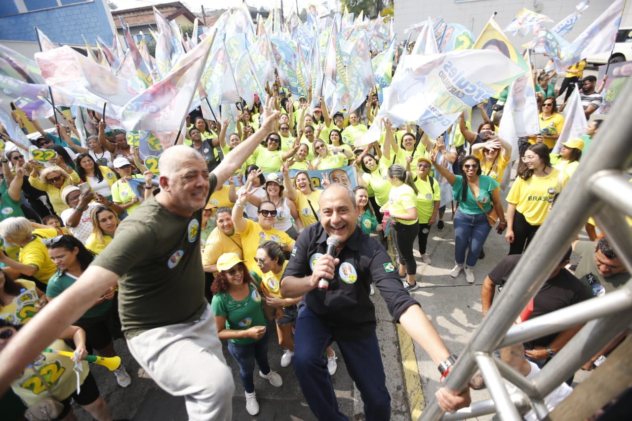 Apoiadoras de Guto Volpi mobilizam cidade em caminhada pelo Centro